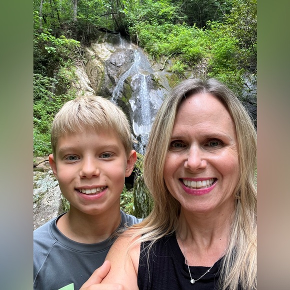 Meet your Posher, Leah - Picture 2 of 6